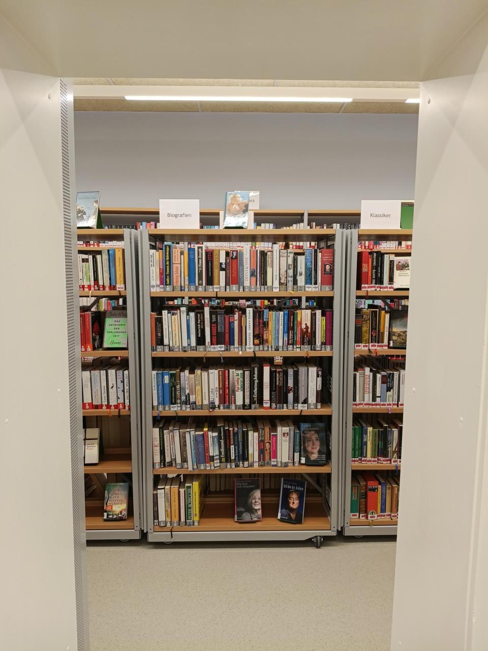 Bücherregal